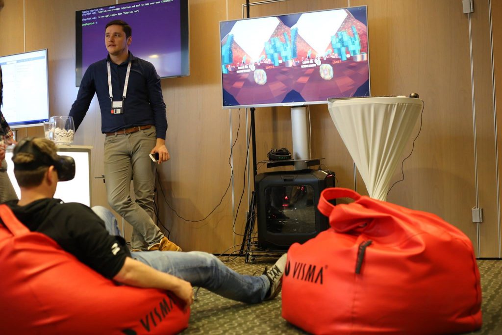 Visma Lietuva kolegos demonstruoja VR žaidimą Visma Runner. Augusto Didžgalvio nuotr.